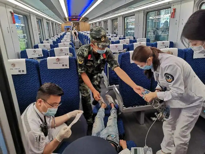 丁玮桐与列车工作人员紧急施救